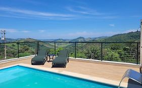 Casa nova, piscina e vista para as montanhas